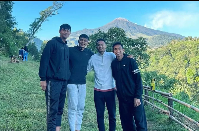 Empat mantan pemain Persebaya Surabaya sedang bereuni. Dari kiri, Satria Tama, Rachmat Irianto, Koko Ari, dan Risky Ridho.