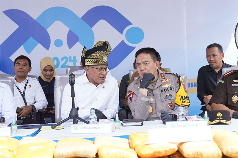 Kepala BNN RI Komjen Pol Martinus bersama Kapolda Riau Irjen Pol Mohammad Iqbal saat ekspose penangkapan dalam peringatan Hari Anti Narkoba Internasional di Kota Dumai, Senin (24/6/2024).