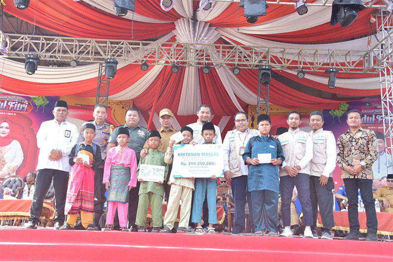 YBM PT PLN dan FW-RPG Bengkalis foto bersama dengan Wabup Bengkalis Bagus Santoso usai pembukaan acara khitanan massal di Lapangan Tugu Bengkalis, Senin (24/6/2024).