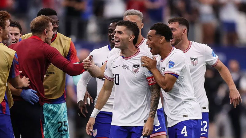 Pemain Amerika Serikat melakukan selebrasi usai Christian Pulisic mencetak gol pembuka ke gawang Bolivia di laga perdana Grup C Copa America.