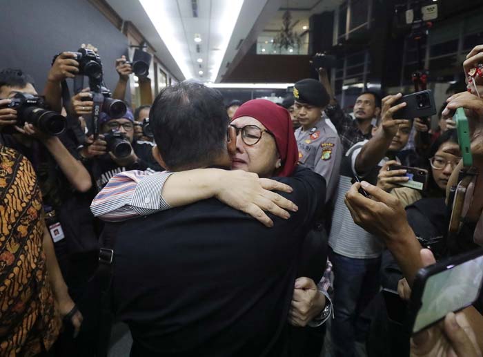 Mantan Direktur Utama Pertamina Karen Agustiawan menangis saat memeluk suaminya usai menjalani sidang putusan di Pengadilan Tipikor, Jakarta, Senin (24/6/2024).