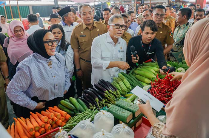 Menteri Perdagangan Zulkifli Hasan (tengah) berdialog dengan pedagang di Pasar Palapa Pekanbaru, Senin (24/6/2024).