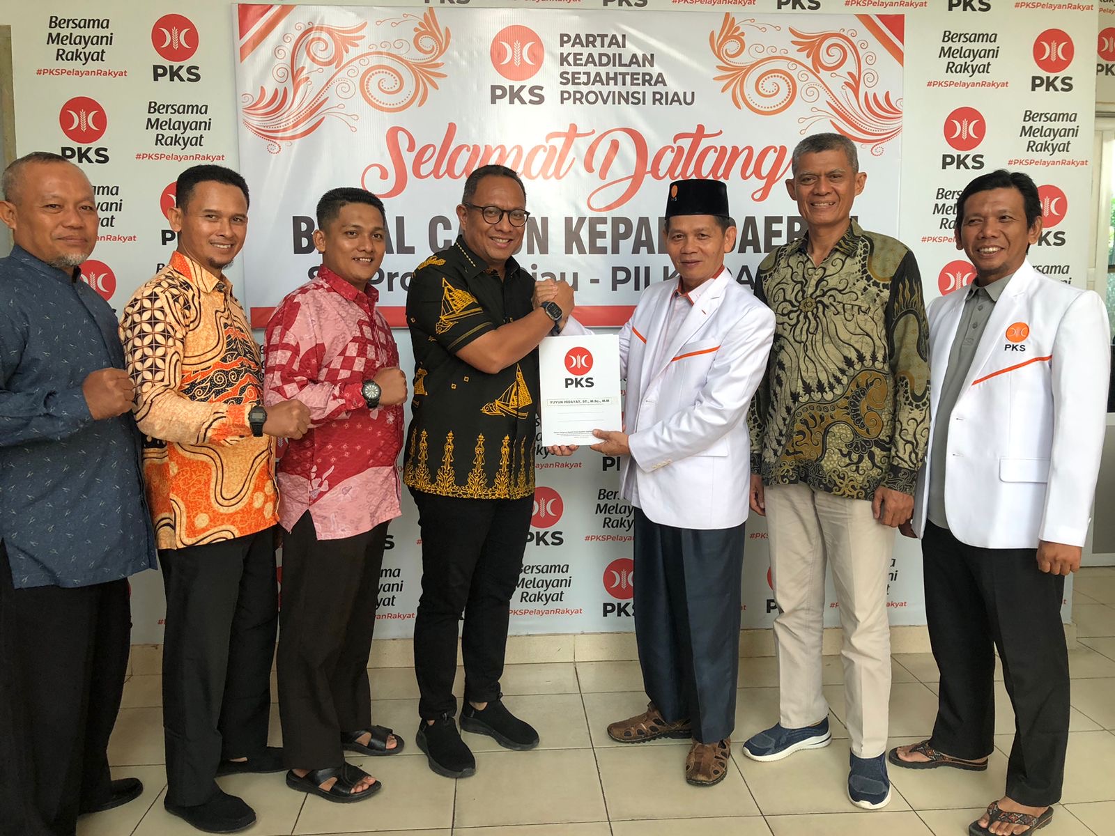 Ketua DPC PPP Kabupaten Kampar Yuyun Hidayat (empat kiri) usai mengikuti wawancara di markaz dakwah DPW PKS Riau, Jalan Soekarno - Hatta, Pekanbaru, Senin (24/6/2024).