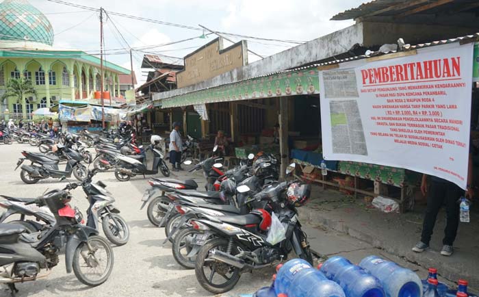 Suasana parkir di kawasan Pasar Dupa Pekanbaru, Senin (24/6/2024).