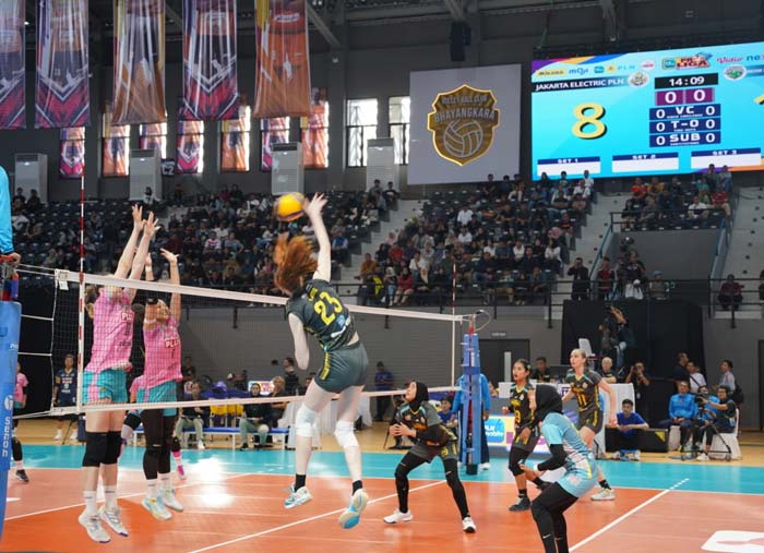 Pemain Jakarta Electric PLN Marina Markova melakukan smash keras saat menghadapi Gresik Petrokimia Pupuk Indonesia pada lanjutan PLN Mobile Proliga di Pontianak, Kalimantan Barat, Sabtu (22/6/2024).
