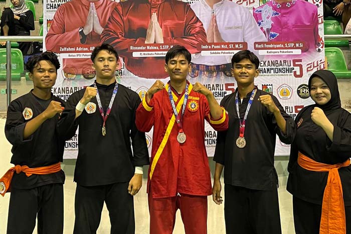 Tiga mahasiswa PCR peraih medali pada kejuaraan Pencak Silat Championship Open 2024 foto bersama teman-temannya usai pengumuman, Ahad (23/6/2024).