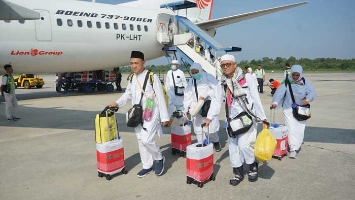 Tiba : Jemaah haji saat mendarat di Bandara Sultan Syarif Kasim II Pekanbaru, Selasa (25/6/2024).