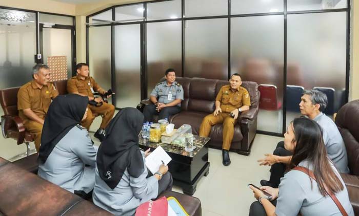 Tim pelayanan berbasis HAM Kanwil Kemenkumham Riau disambut tim DPMPTSP Kota Pekanbaru, Senin (24/6/2024).