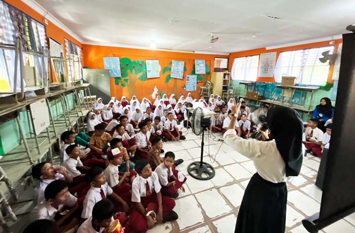 Murid SDN 102 Pekanbaru mendengarkan pemaparan materi bullying, kekerasan seksual dan intolerasi di halaman sekolah, baru-baru ini.