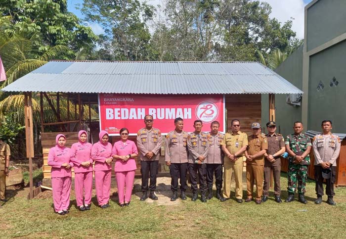 Polres Kuansing dan Polsek Kuantan Hilir Seberang foto bersama usai meninjau rumah layak huni yang akan dibangun di Kecamatan Kuantan Hilir Seberang.