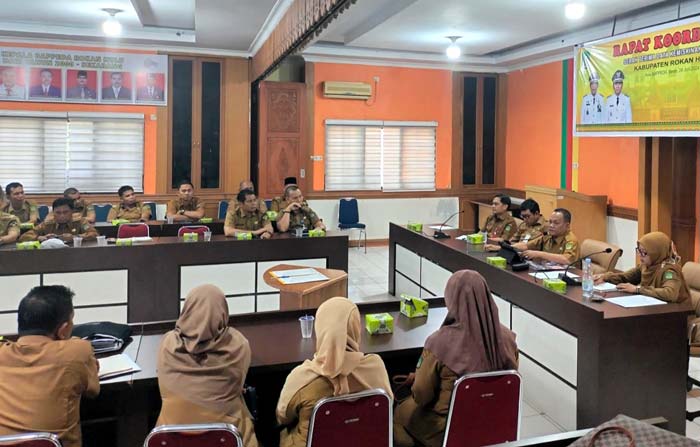 Kepala Bappeda Rohul Drs H Yusmar MSi memimpin rakor dan menyerahkan data P3KE Kabupaten Rohul kepada OPD terkait dan camat di aula Kantor Bappeda Rohul, Senin ( (24/6/2024).