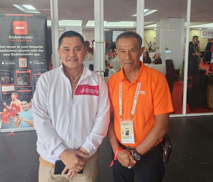 Ketua PBSI Riau Eri Zulhendrizal  (kanan) foto bersama dengan Sekretaris Jenderal PBSI M Fadil Imran di Jakarta, baru-baru ini.