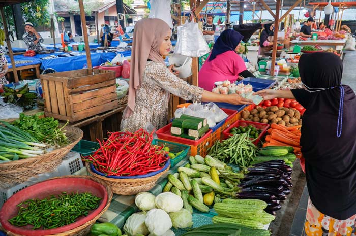 Pedagang sayur melayani pembeli di Pasar Palapa, Kecamatan Payung Sekaki, Senin (24/6/2024). Pemko Pekanbaru akan kembali mengembangkan pasar kering di Pasar Palapa.