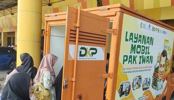 Warga Kecamatan Rumbai antusias membeli bahan pangan murah di mobil Pak Iwan dari Disketapang Pekanbaru, Selasa (25/6/2024).