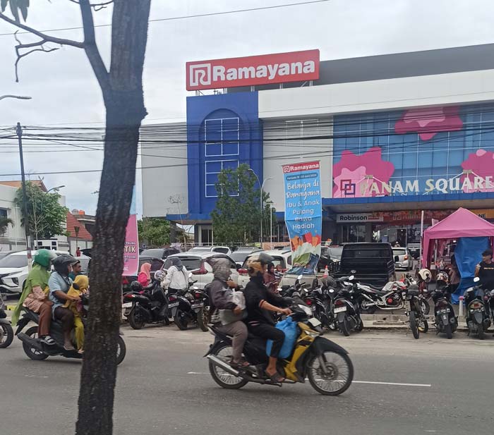 Kendaraan roda dua banyak parkir di badan Jalan HR Soebrantas, Selasa (25/6/2024).
