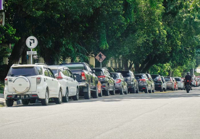 Deretan kendaraan roda empat parkir di pinggir Jalan Diponegoro depan RSUD&nbsp;Arifin Achmad meski ada rambu dilarang parkir, Selasa (25/6/2024).