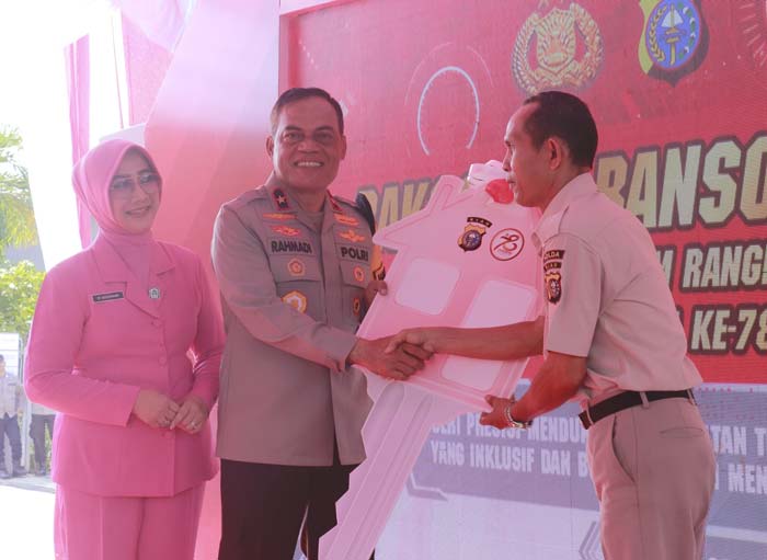 Wakapolda Riau Brigjen Pol K Rahmadi secara simbolis menyerahkan kunci rumah bantuan bedah rumah Polda Riau, Selasa (25/6/2024).