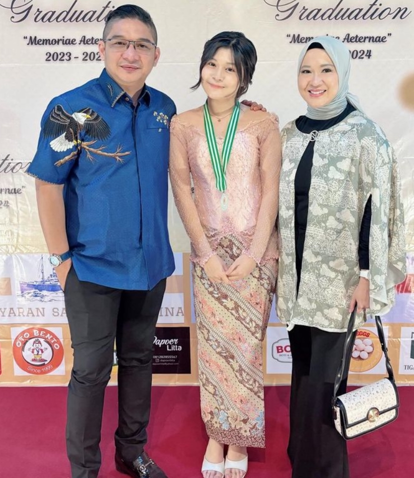 Pasha Ungu dan mantan istri foto bersama anaknya yang diwisuda.