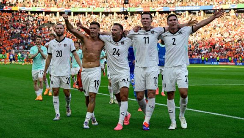 Pemain Austria melakukan selebrasi usai memastikan lolos ke 16 besar Euro 2024 dengan status juara Grup D setelag mengalahkan Belanda 3-2.