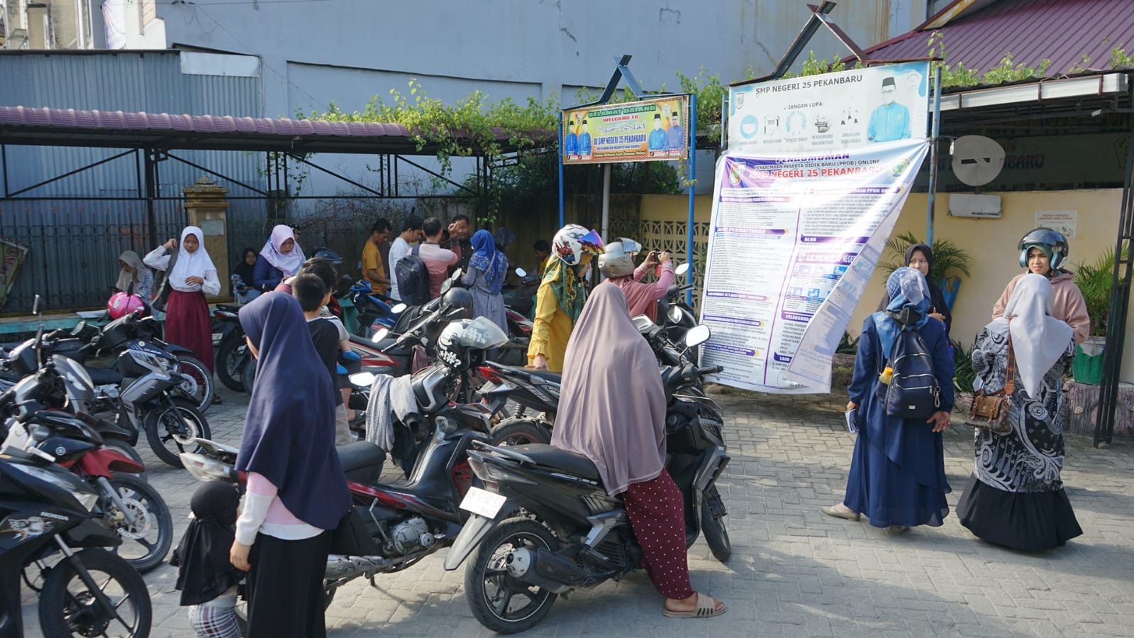 Datangi Sekolah : Sejumlah orang tua mendatangi Sekolah saat pelaksanaan PPDB tingkat SMP di  Sekolah Menengah Pertama (SMP) 25  Jalan Kartama Pekanbaru, Rabu (26/6/2024).