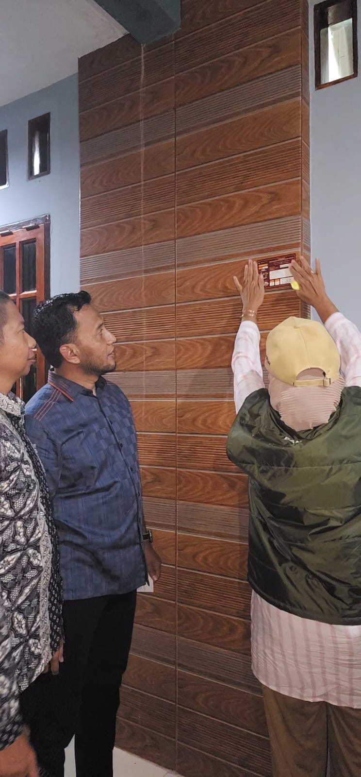 Tempel stiker: Anggota DPRD Kota Pekanbaru Firmansyah LC menyaksikan langsung petugas pantarlih menempel stiker di rumahnya tanda sudah di Coklit.