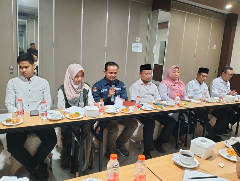 Komisioner KPU Dumai, Abdi Syofyan, Rabu (26/6/2024) menyampaikan prihal pelaksanaan tahapan dan jadwal PSU di Dumai yang bakal memasuki pelipatan kertas surat suara PSU dalam Rakor Forkompinda Dumai.