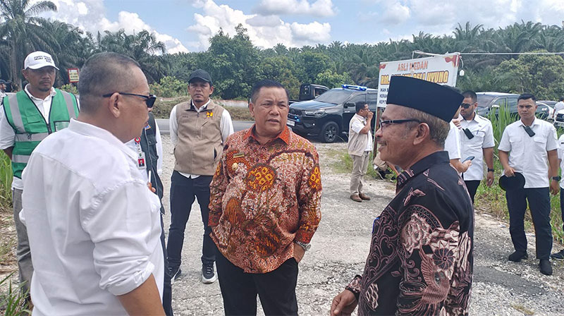 Pj Gubri SF Hariyanto saat meninjau ruas jalan Simpang Buatan Siak yang akan dilakukan pelebaran jalan oleh Pemprov Riau, Rabu (26/6/2024).