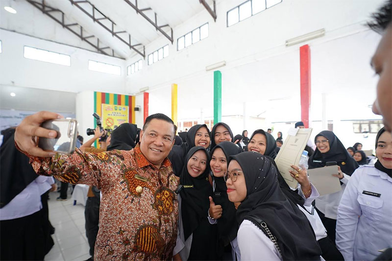 Pj Gubri SF Hariyanto foto bersama para penerima SK PPPK di Kabupaten Siak, Rabu (26/6/2024).
