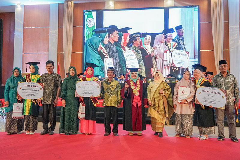 Pembina Yayasan Abdurrab Dr dr Susiana Tabrani MPd dan Rektor Univrab Prof Susi Endriani SSi MSc PhD foto bersama dengan pemuncak Wisuda Universitas Abdurrab 2024, Rabu (26/6/2024).