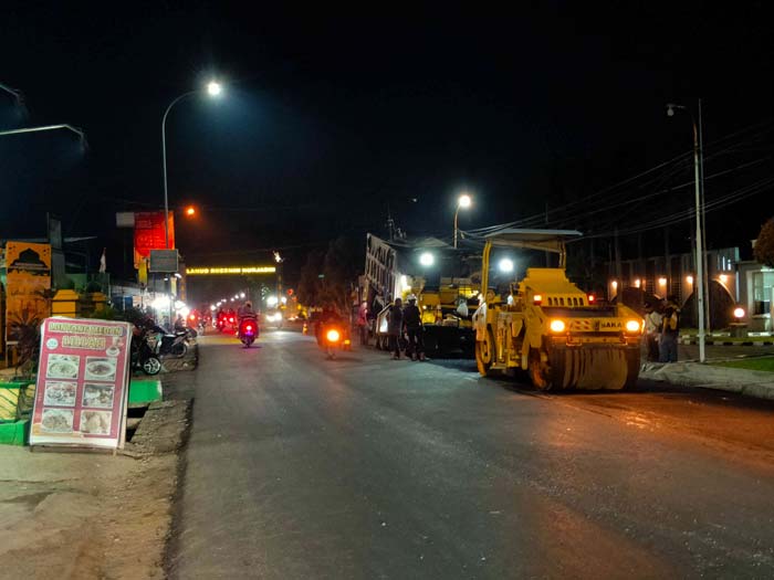 Menggunakan alat berat, pekerja melakukan pengaspalan Jalan Adi Sucipto, Pekanbaru, Senin (24/6/2024) malam.