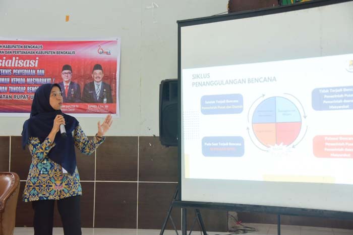 Narasumber dari Balai Pelaksana Penyediaan Perumahan Sumatera III Astuti Dwi Putri menyampaikan penjelasan kepada masyarakat terkait teknis RLH tanggap bencana di  Kantor Camat Rupat Utara.