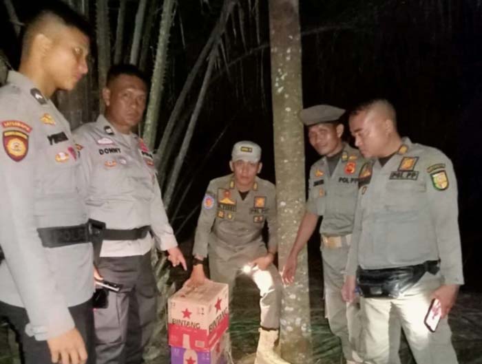 Tim gabungan mengamankan minuman beralkohol dari salah satu warung remang-remang di Kuansing, baru-baru ini.