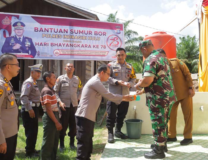 Kapolres Inhu AKBP Dody Wirawijaya SIK bersama sejumlah pejabat lainnya meresmikan pemakaian sumur bor untuk warga Desa Redang, Kecamatan Rengat Barat.