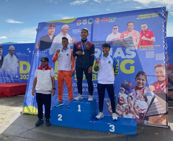 Atlet PPLP Dayung Riau Farela Rizki (dua kanan) yang meraih medali emas nomor kayak 1  jarak 1.000 meter Kejurnas PPLP/PPLPD/SKO Dayung 2024 foto bersama.