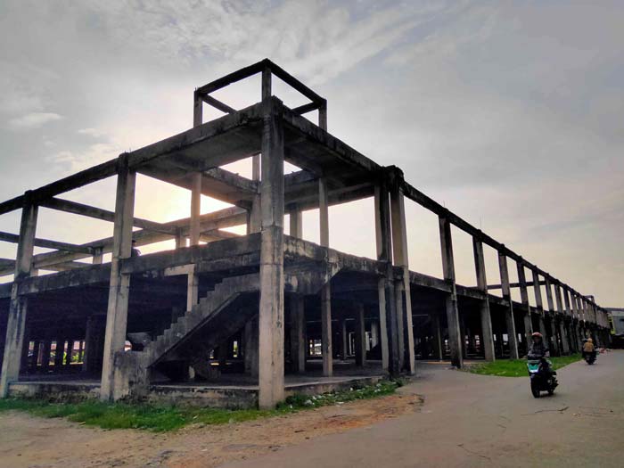 Kondisi bangunan Pasar Cik Puan di Jalan Tuanku Tambusai, Kecamatan Sukajadi yang terbengkalai,  Rabu (26/6/2024). Pemerintah pusat disebutkan akan melakukan pembangunan pasar ini pada tahun 2025.