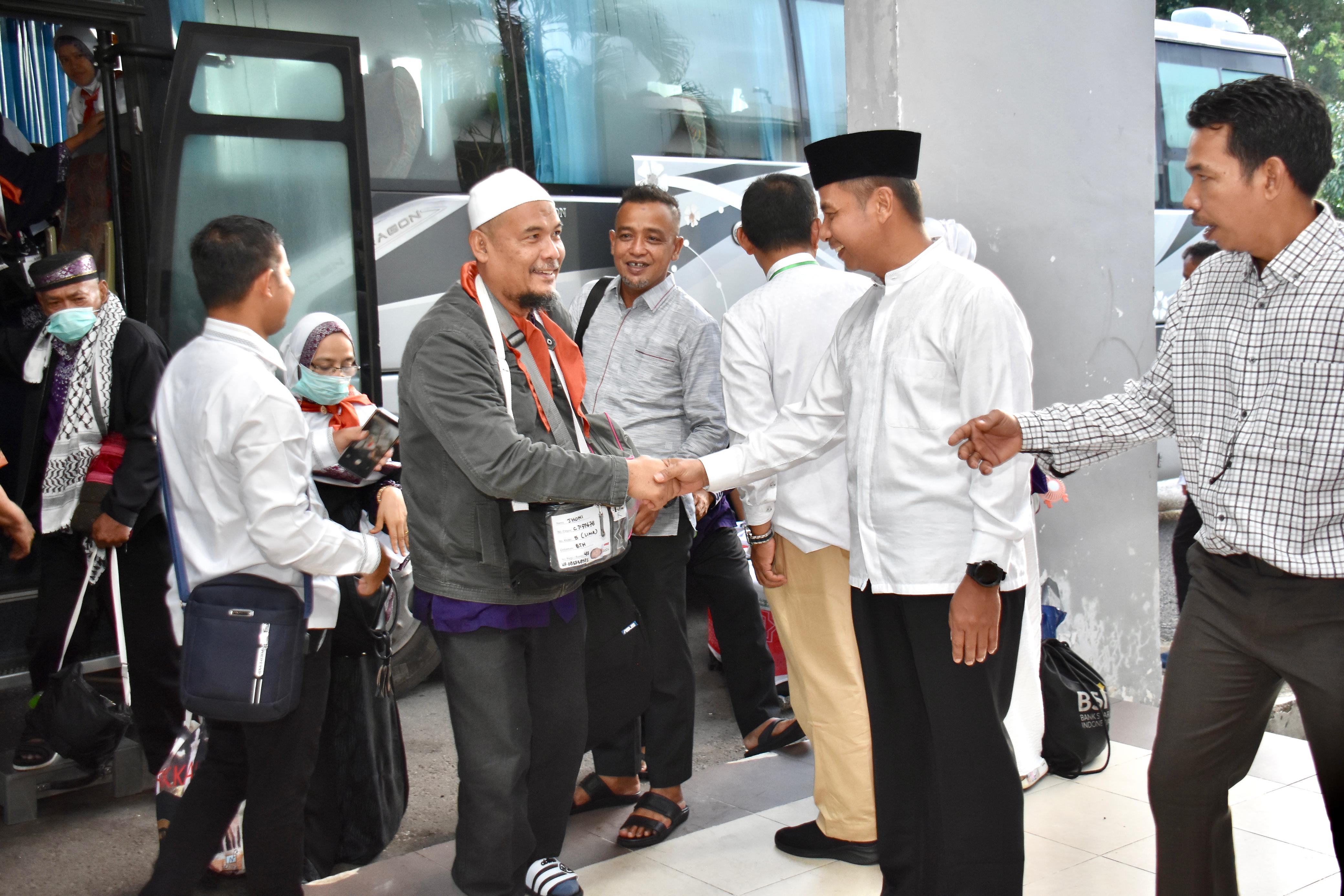 Pj Sekda Kabupaten Kampar H Ahmad Yuzar MT bersama Plh Kakan Kemenag Kampar H Dirhamsyah MSy menyambut kedatangan JH Kloter 05 Debarkasi Batam (BTH) sudah sampai di Asrama Haji Batam.