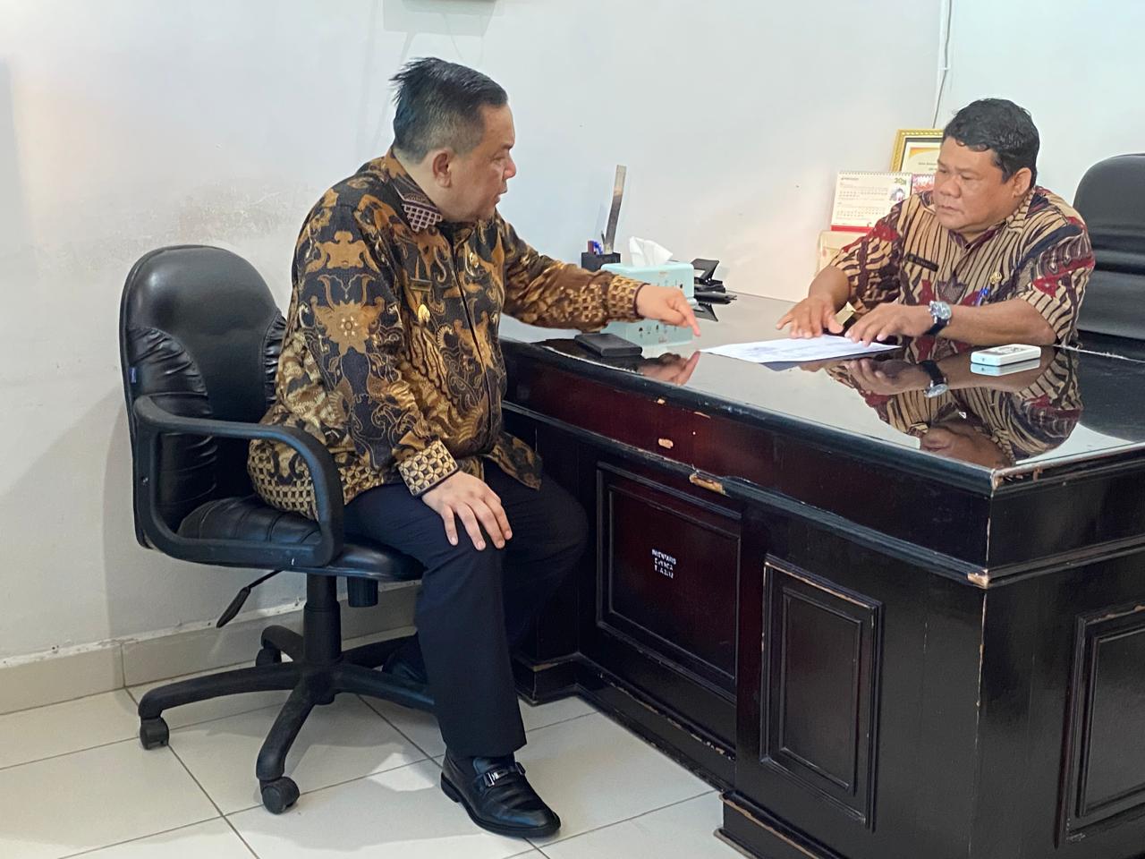 Pj Gubri SF Hariyanto saat melakukan sidak ke UPT Pengelolaan Pendapatan Bengkalis Bapenda Riau di Bengkalis, Kamis (27/6/2024).