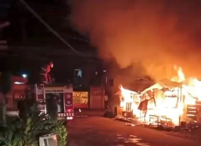 Petugas pemadam kebakaran memadamkan api yang melahap rumah seorang wartawan di Karo, Sumut, Kamis (27/6/2024) dinihari.