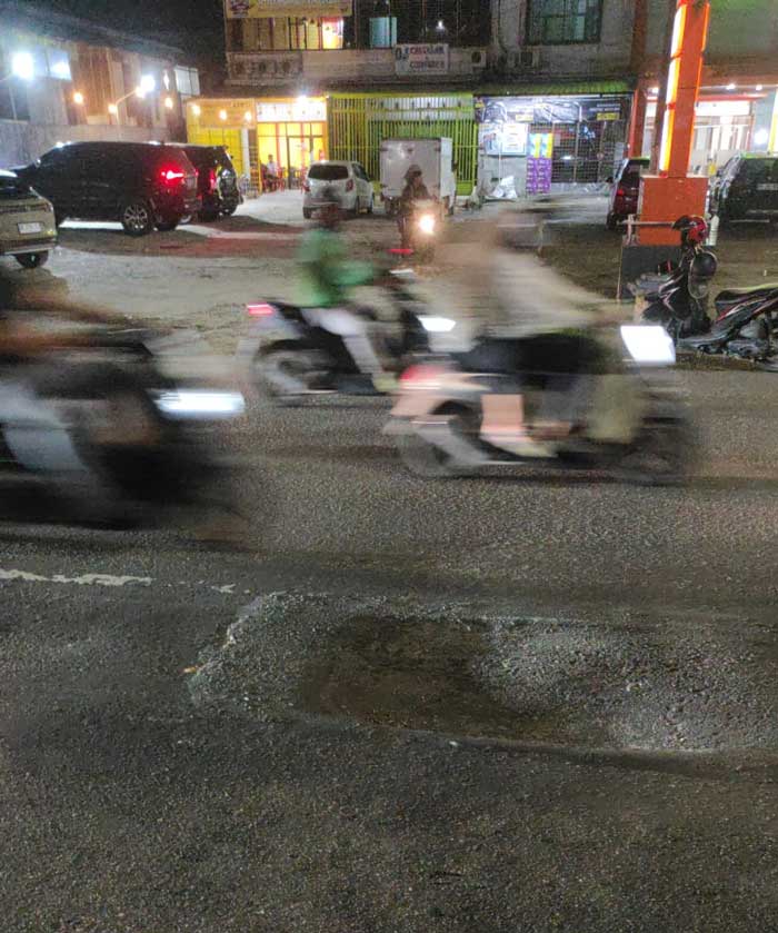 Lobang yang ada di Jalan Soebrantas Pekanbaru.