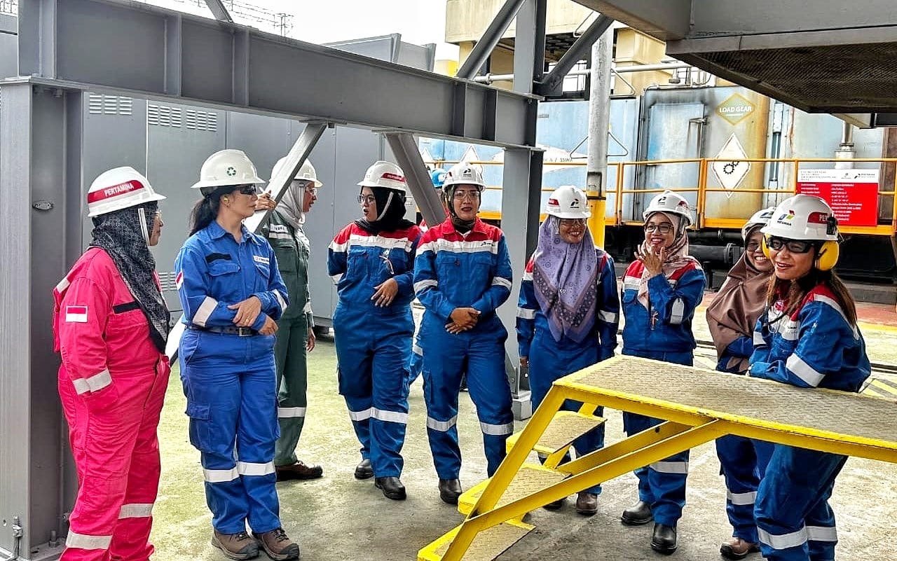 Para istri pekerja dan mitra kerja PT Pertamina Hulu Rokan (PHR) mengunjungi lokasi kerja suaminya di Minas, kabupaten Siak dalam agenda kunjungan keluarga ke lokasi kerja, Kamis (27/6/2024).