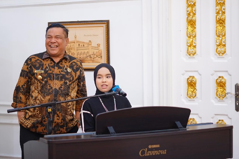 Penjabat Gubernur Riau, SF Hariyanto bersama Putri Ariani usai ramah tamah dan jamuan makan malam di Rumah Dinas Gubri, Jalan Diponegoro, Pekanbaru, Kamis (27/6/2024) malam.