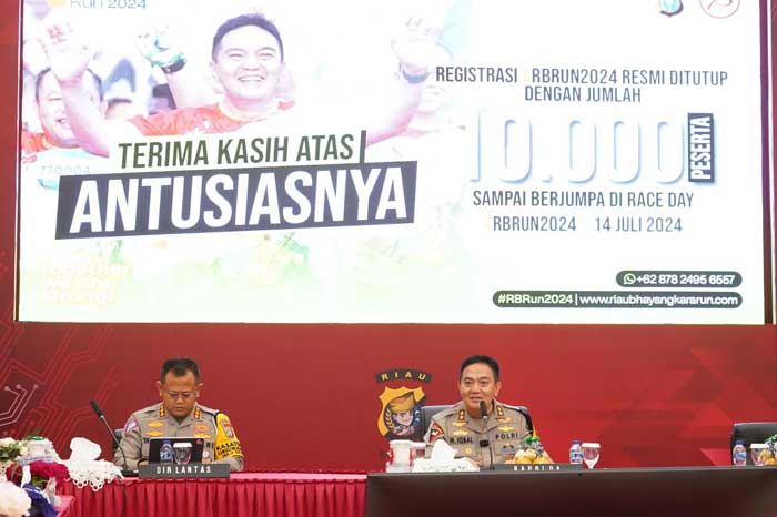 Kapolda Riau Irjen Pol Mohammad Iqbal didampingi Dirlantas Polra Riau sata rapat koordinasi iven Riau Bhayangkara Run di Mapolda Riau, Kamis (27/6/2024).(