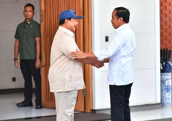 Menteri Pertahanan (Menhan) Prabowo Subianto menyampaikan ucapan selamat ulang tahun secara langsung kepada Presiden RI Joko Widodo (Jokowi) .