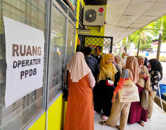 Sejumlah orang tua peserta didik mendatangi SMPN 13  Pekanbaru Jalan Ronggo Warsito Pekanbaru untuk meminta penjelasan terkait PPDB online, Kamis (27/6/2024).
