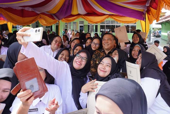 Pj Gubri SF Hariyanto berswafoto dengan  penerima SK PPPK  di Kabupaten Bengkalis, Kamis (27/6/2024).