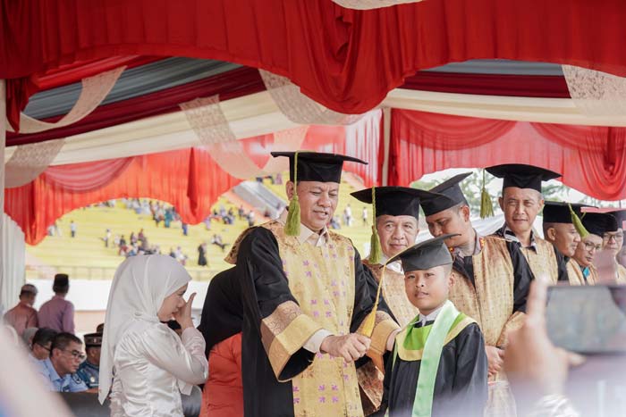 Bupati Kuansing Dr Suhardiman Amby MM semangati santri saat acara wisuda di Sport Center Kuansing, Kamis (27/6/2024).