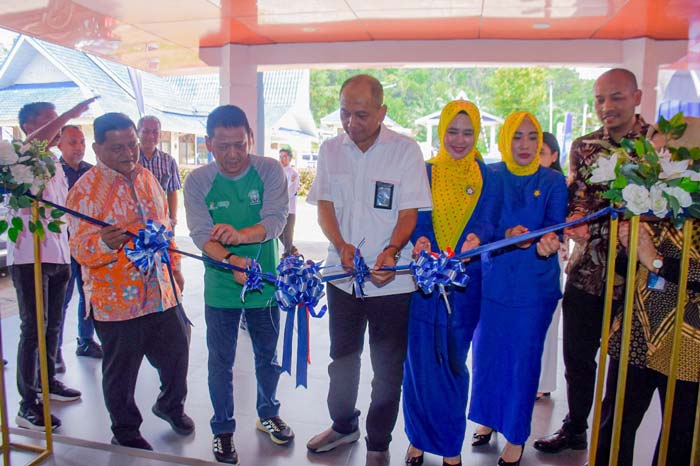 Pj Bupati Kampar Hambali, General Manager PLN Unit Induk Distribusi dan Kepri Parulian Noviandri, Wakil Ketua DPRD Kampar Fahmil saat menghadiri peresmian Kantor PLN UP 3 Bangkinang.