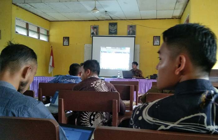 Operator SMP rayon 1 mengikuti Bimtek tentang pelaksanaan PPDB online di aula Korwil Rengat Barat, Rabu (26/6/2024).