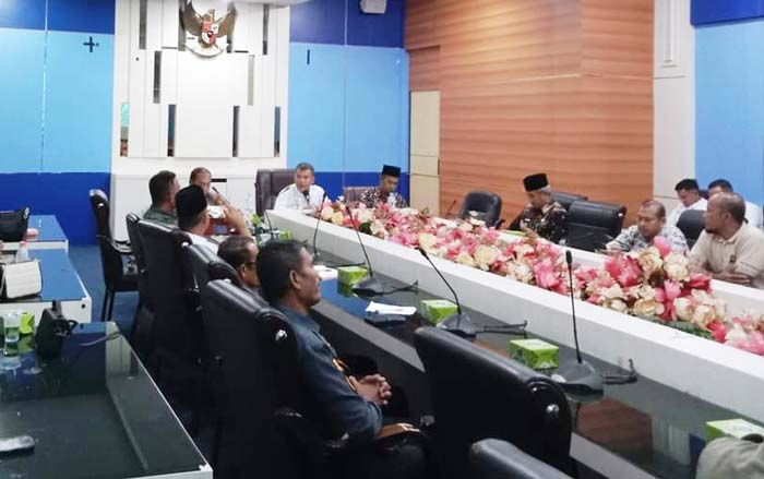 Asisten I Setda Rohul H Fhatanalia Putra SSos saat memimpin rapat teknis pemulangan jemaah haji Kabupaten Rohul di ruang rapat lantai 3 Kantor Bupati Rohul, Rabu (26/6/2024).