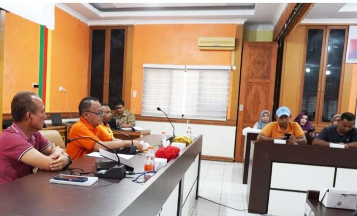 Kepala Bappeda Rohul Drs H Yusmar MSi didampingi Kabid Litbang Nelson ( kiri) memberikan arahan saat membuka sosialisasi dan rapat teknis penginputan data.